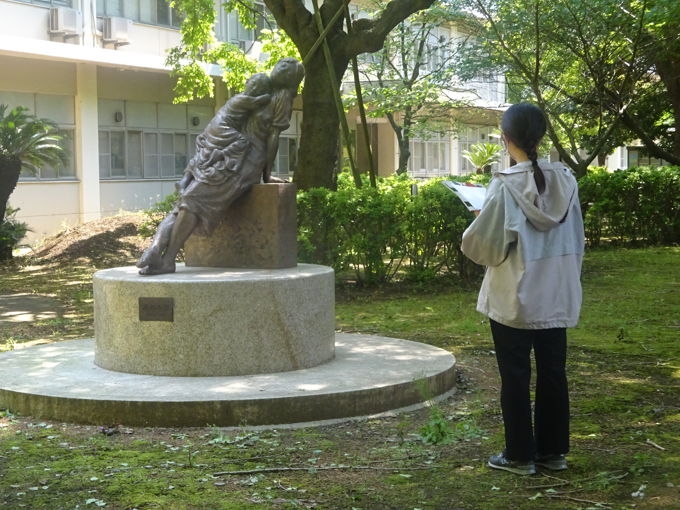 「記念彫像(親子像)」をスケッチする美術科の学生の様子