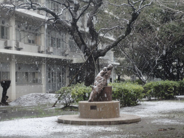 雪の「親子像」