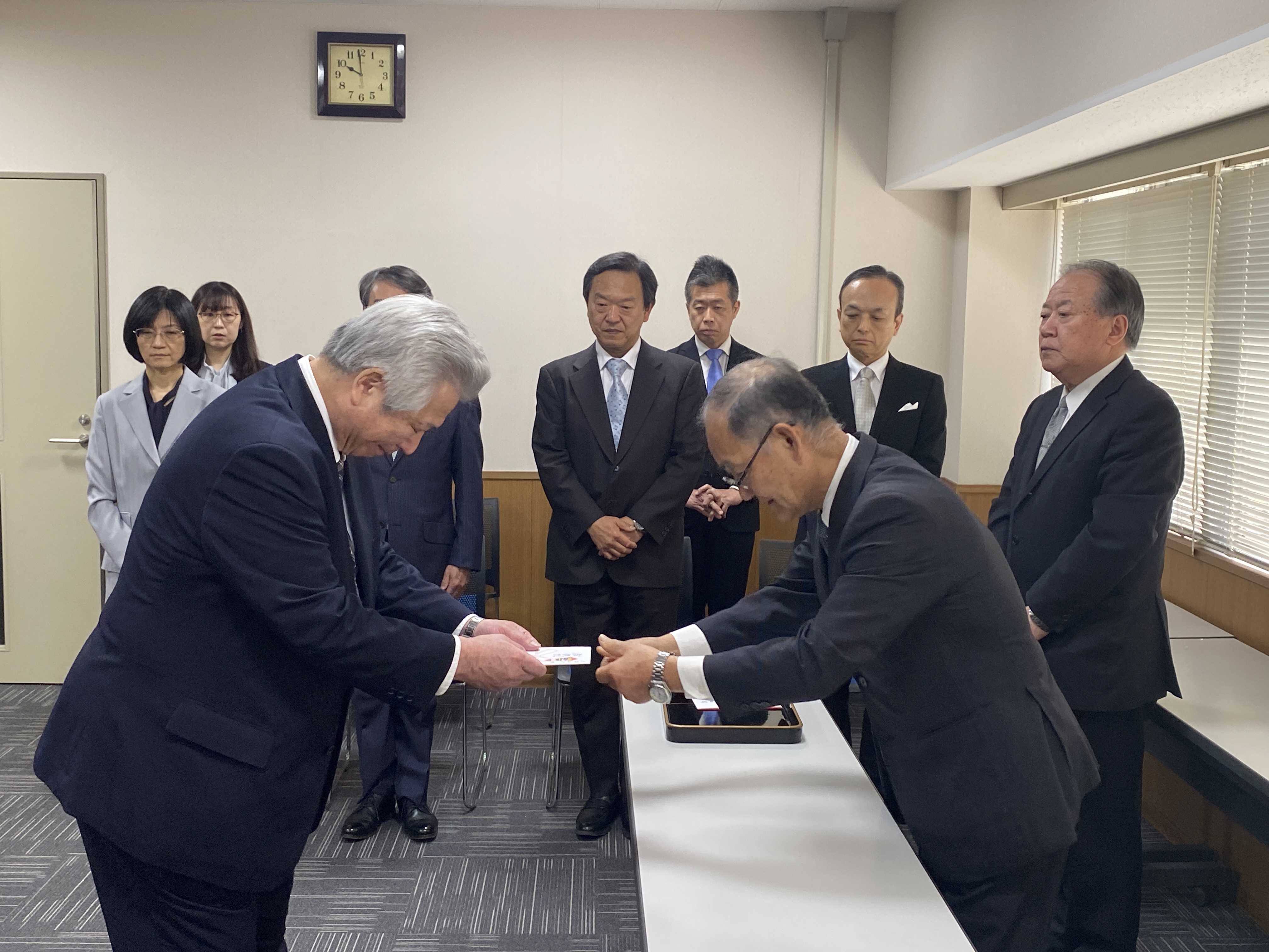 退職者へ記念品贈呈